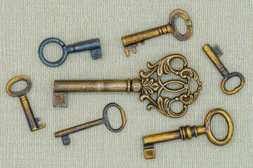 Varias llaves antiguas de metal sobre un tapete de lino