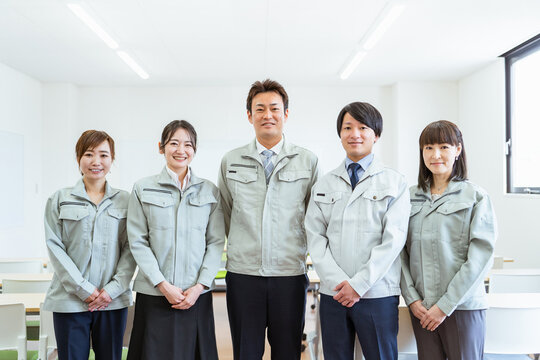 工場・工務店などの中小企業で働く作業着を着た従業員・スタッフ（ビジネスマン・ビジネスウーマン）

