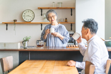 家のダイニング・キッチンでお茶・コーヒーを飲むアジア人高齢者女性・夫婦
 - obrazy, fototapety, plakaty