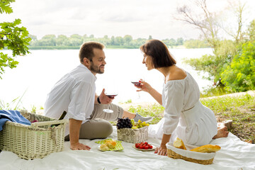 couple spending time together on a picnic in nature - 749082113