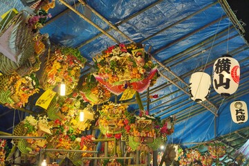 日本のお祭りの風景（酉の市の熊手売り場）