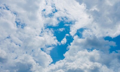 雲間から見える青空