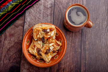 capirotada o pudin, postre tradicional mexicano