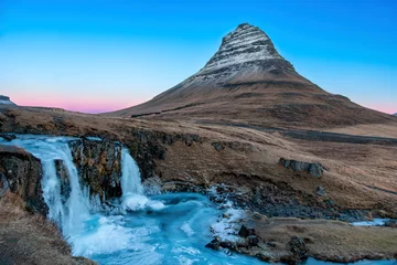 Gordijnen  Kirkjufell Mountain (The Hat Mountain) and Kirkjufellsfoss Falls, Iceland © Guy Bryant