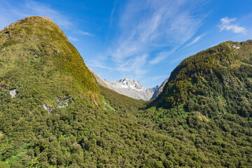ミルフォードサウンドの山岳風景