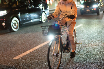 夜の街を走る自転車