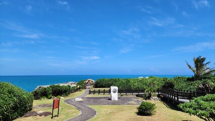 Fototapeta premium Coastal Serenity: Seaside Bliss with Beachside Rocks and Charming Homes in Nature's Embrace