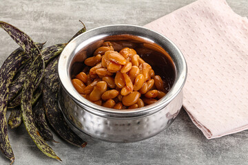 Canned white bean in tomato sauce