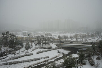 Fototapeta premium 밤새 흰눈이 내린 겨울 도시풍경입니다