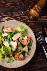 Salad of shrimp, avocado, sun-dried tomatoes, parmesan cheese, lettuce, arugula and spices.