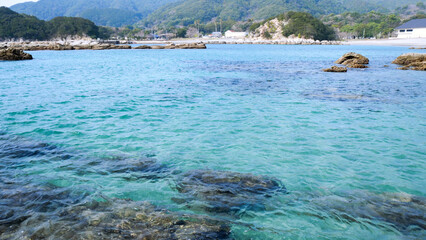 透き通る青い海