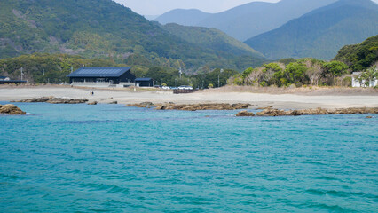 透き通る青い海と浜辺