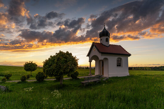 Sonnenuntergang an einer Kapelle in Bayern