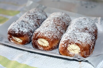 CANNOLI CON LA CREMA,DOLCE TIPICO DELLA TRADIZIONE ITALIANA.