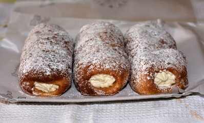 CANNOLI CON LA CREMA,DOLCE TIPICO DELLA TRADIZIONE ITALIANA.