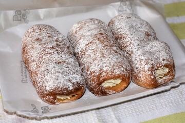 CANNOLI CON LA CREMA,DOLCE TIPICO DELLA TRADIZIONE ITALIANA.