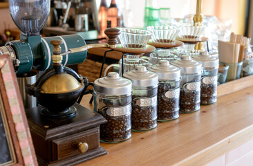 ガラス瓶に入ったコーヒー豆、カフェのカウンター