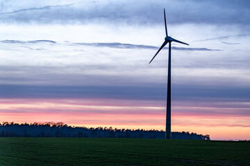 Energie im Abendlicht: Windturbine in der Dämmerung
