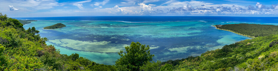 Naklejka premium Beautiful landscape of Mauritius island with turquoise lagoon