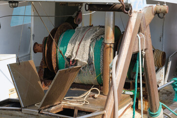Rolle, Winde eines Fischennetzes auf einem Fischkutter (kommerzieller Fischfang in der Adria, auf dem Mittelmeer)