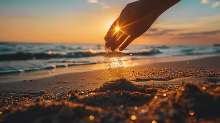 Deurstickers sinta o mar,  mão deixando cair areia na praia, luz contra a hora dourada, fotografia bela composição © Alexandre
