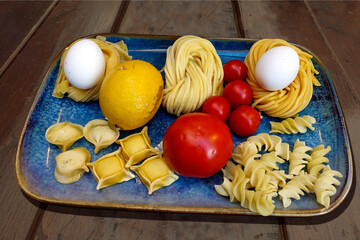 Diversi tipi di pasta all'uovo con decorazione di verdure 1293 © bellux