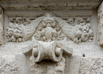 Particolare di un bassorilievo sulle mura del quartiere Coppedè a Roma 1699