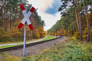 Andreaskreuz am Bahnübergang, Rasender Roland auf der Insel Rügen, Ostsee, Mecklenburg Vorpommern, Deutschland