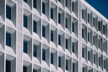 Detalle de arquitectura moderna, geométrica, con patrones de ventanas, en Burgos, España.