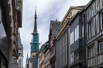 Obraz premium Facade of half-timbered houses in the city of Rouen in France, acev its church