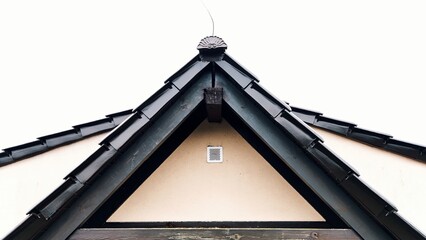 Dach, dachówka na budynku jednorodzinnym, szczyt dachu. - 749355736