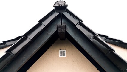 Dach, dachówka na budynku jednorodzinnym, szczyt dachu. - 749355741