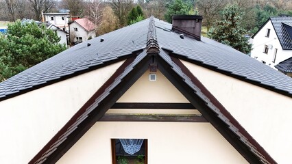 Dach, dachówka na budynku jednorodzinnym, szczyt dachu. - 749360588