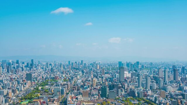 大阪市街地の街並みと晴れた青空のタイムラプス
