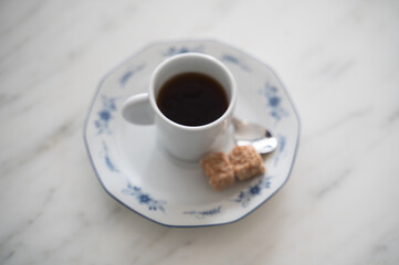 Tasse de café et morceau de sucre