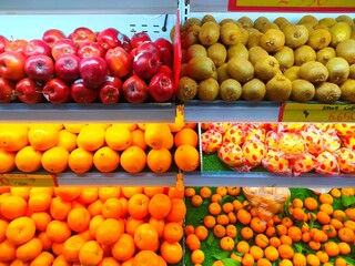 There are various kinds of fresh fruit available in the shop