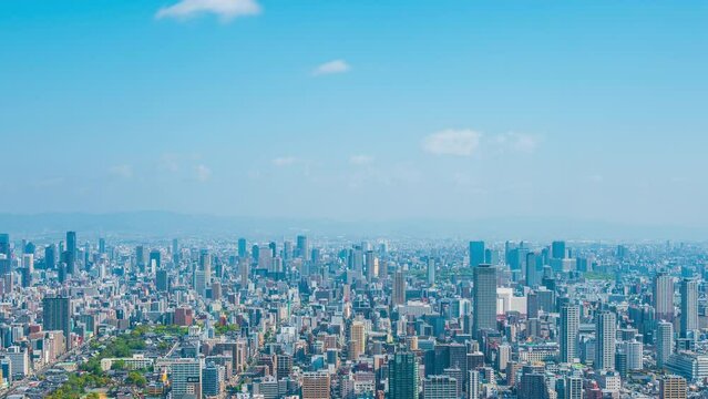 大阪市街地の街並みと晴れた青空のタイムラプス【ズームイン】