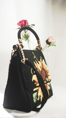 With a single compartment, the bucket bag is used to store sundries such as lipstick, makeup, small wallets, and jewelry.