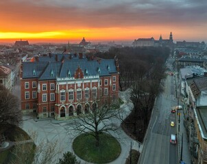 Widok na panoramę Krakowa od strony UJ w kierunku Wawelu o wschodzie słońca