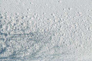 真っ白な雪に覆われた、晴天の雪国の風景