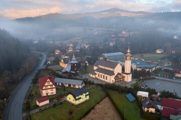 Widok z drona na piękną wieś w Gorcach z zabytkowymi kościołami - obrazy, fototapety, plakaty