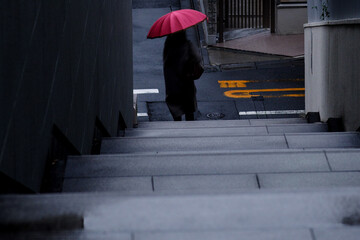 東京港区赤坂4丁目の雨が降る石階段