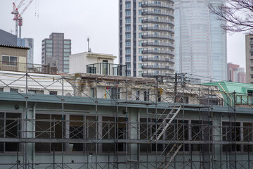 東京港区南青山2丁目の足場の組まれた建物