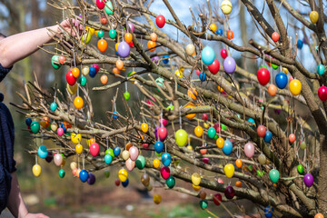 Ein Busch voller bunter Ostereier zum Osterfest geschmückt.