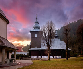 Drewniany, zabytkowy i kameralny wiejski kościół w położonej w Gorcach Szczawie - obrazy, fototapety, plakaty