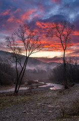 Zjawiskowy, czerwony wschód słońca nad górskim potokiem w Gorcach - obrazy, fototapety, plakaty
