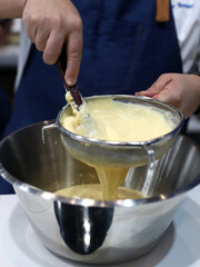 maestro pastelero elaborando una tarta con sus utensilios