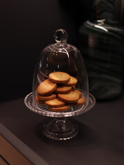 galletas de mantequilla crujientes en fuente de cristal