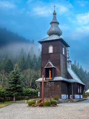 Drewniany, zabytkowy i kameralny wiejski kościół w położonej w Gorcach Szczawie - obrazy, fototapety, plakaty