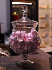 gominolas de nubes de algodón en una fuente jarrón de cristal
